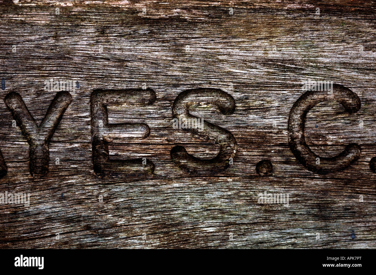 Buchstaben in Holz geschnitzt Stockfoto