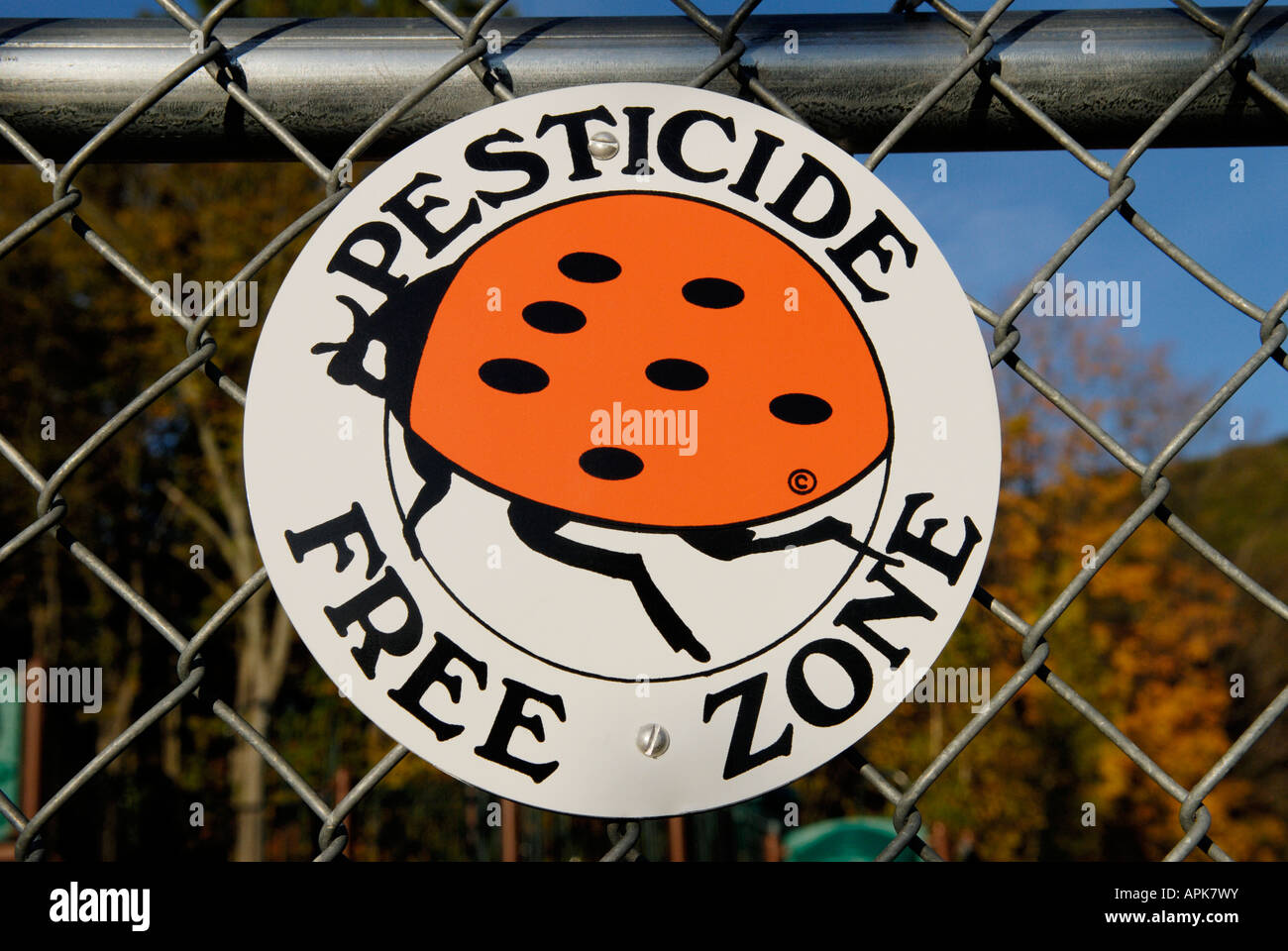 Zeichen verkündet, dass ein städtische Spielplatz ein Pestizid freie Zone ist Stockfoto