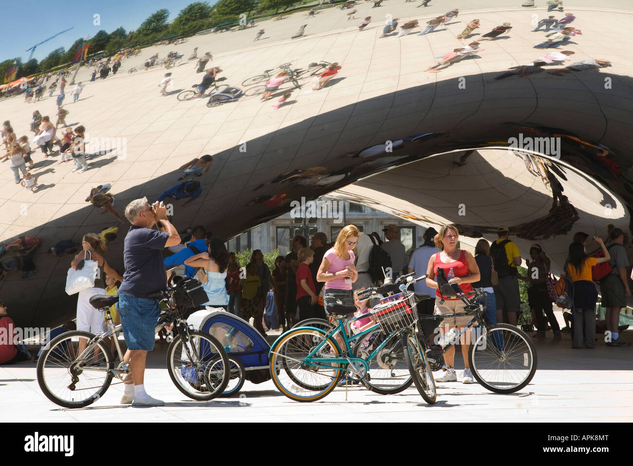 ILLINOIS-Chicago-Mann unter Foto von The Bean Cloud Gate Skulptur Millennium Park geparkt Fahrräder Reflexion in Metall Stockfoto