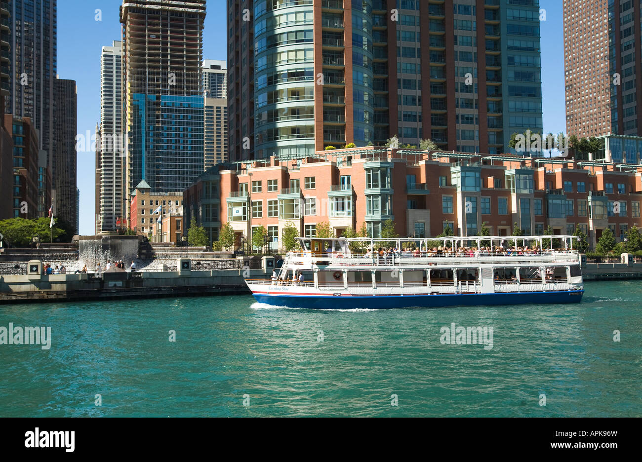 ILLINOIS-Chicago-Tour Boot am Chicago River Wohngebäude Centennial Fountain Stockfoto
