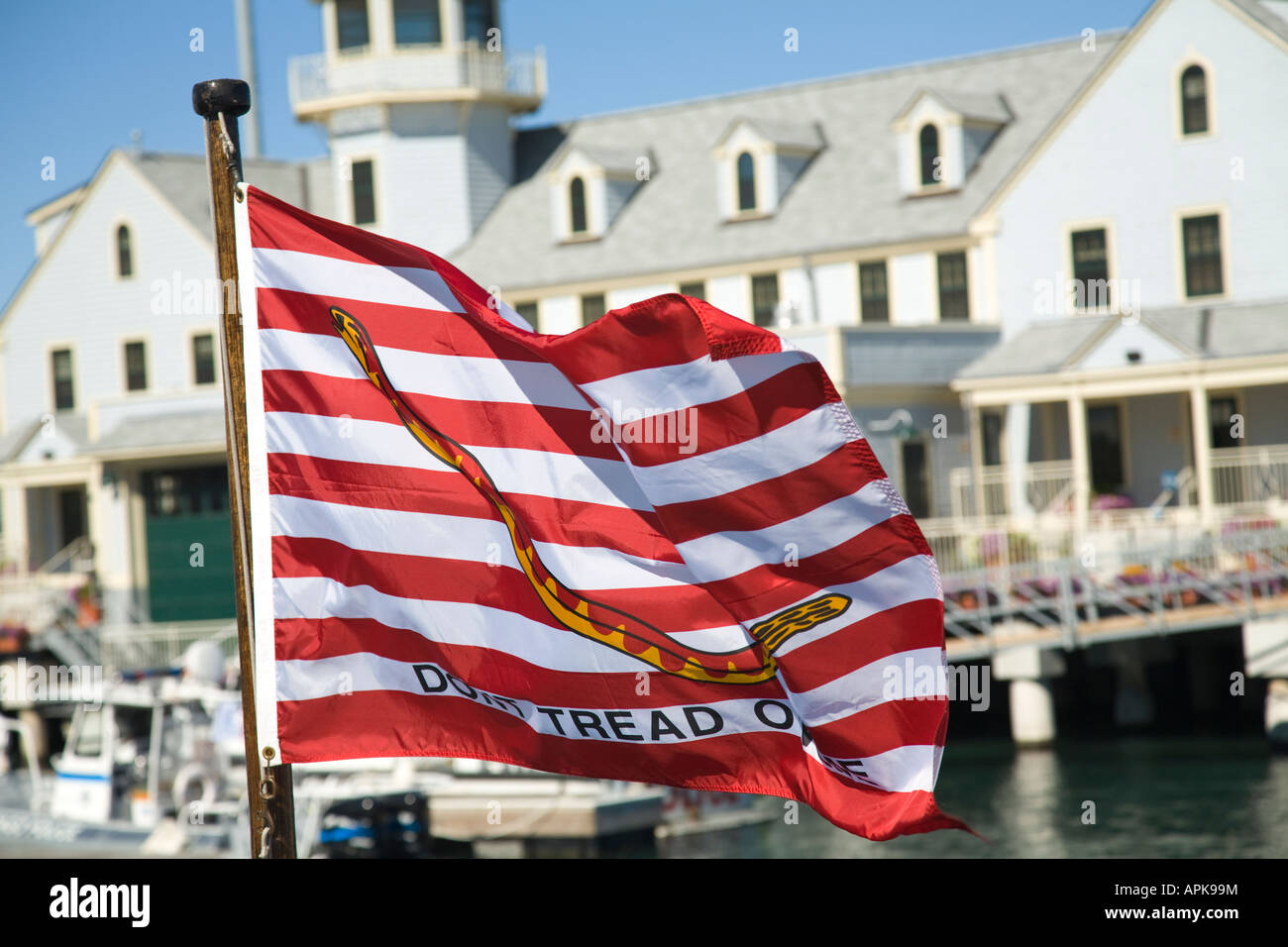 ILLINOIS Chicago erste Navy Jack Don t Tread auf mich Fahnenschwingen Marine Safety Empfangsgebäude in der Nähe von Schleusen am Fluss Stockfoto