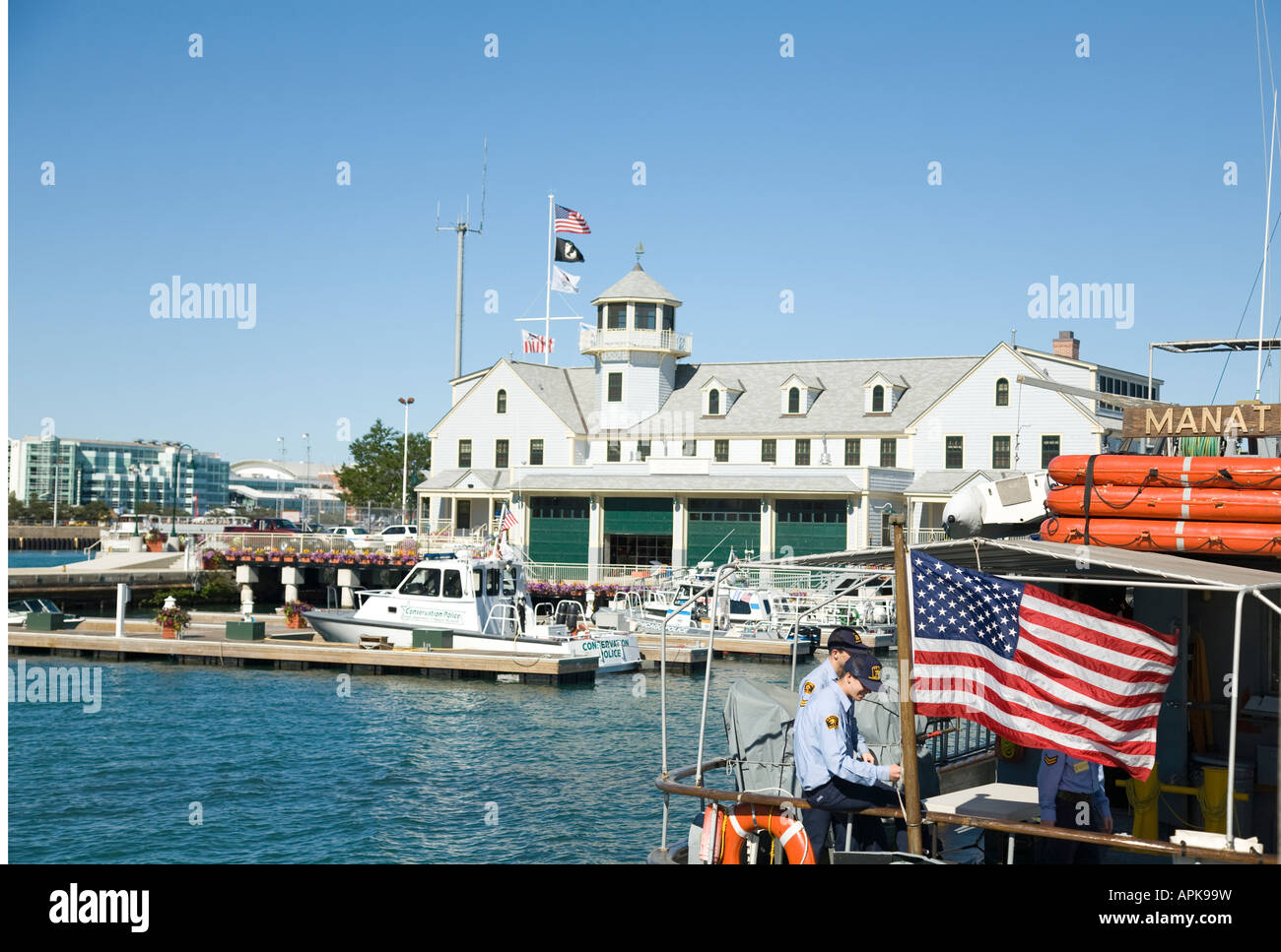 ILLINOIS Chicago Marine Safety Bahnhofsgebäude in der Nähe von Sperren auf Fluss-Liegeplätze für Boote Pier US Coast Guard Nebengerät Bahnhof Stockfoto