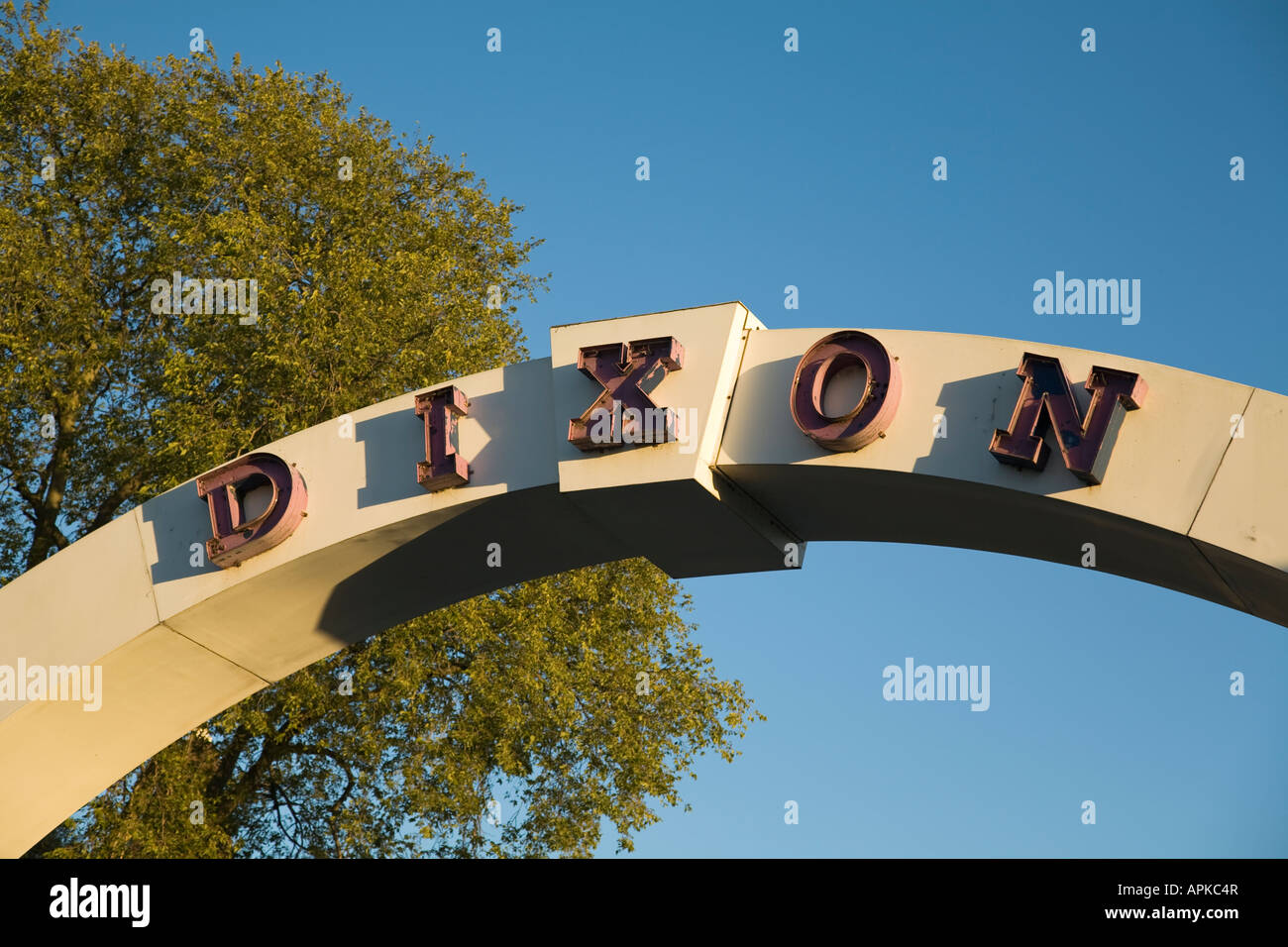 ILLINOIS Dixon Veteran Memorial Arch über Galena Avenue Namen der kleinen Stadt Stockfoto