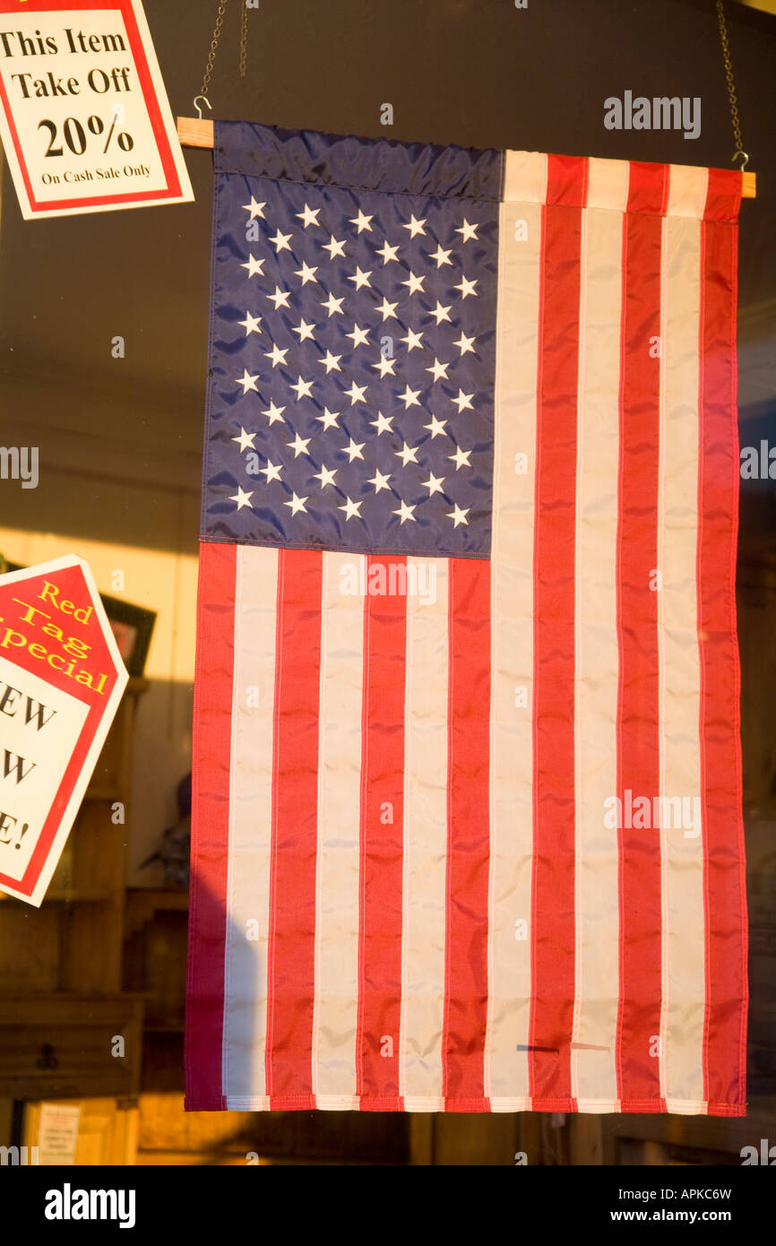 ILLINOIS Dixon amerikanische Flagge hängen im Fenster Zeichen für besondere im Einzelhandel rote Tag speichern niedrige Preise Stockfoto