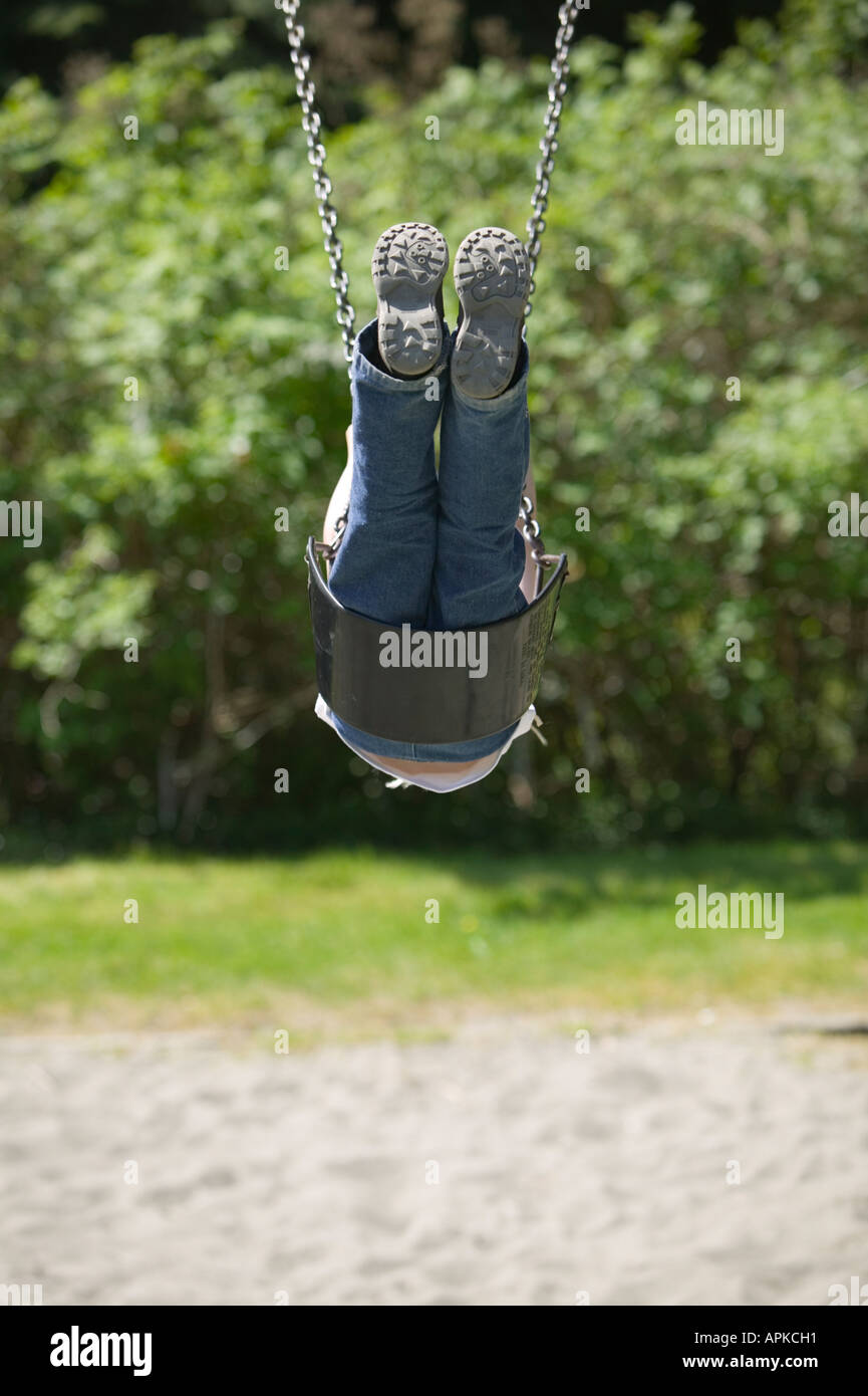 Junges Mädchen auf einer Schaukel Stockfoto