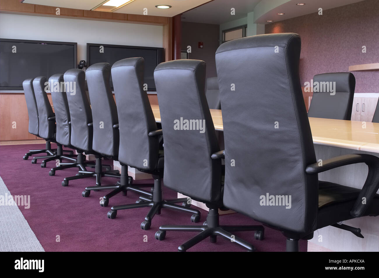 Schwarze Ledersessel im Executive Board Room, New York USA Stockfoto