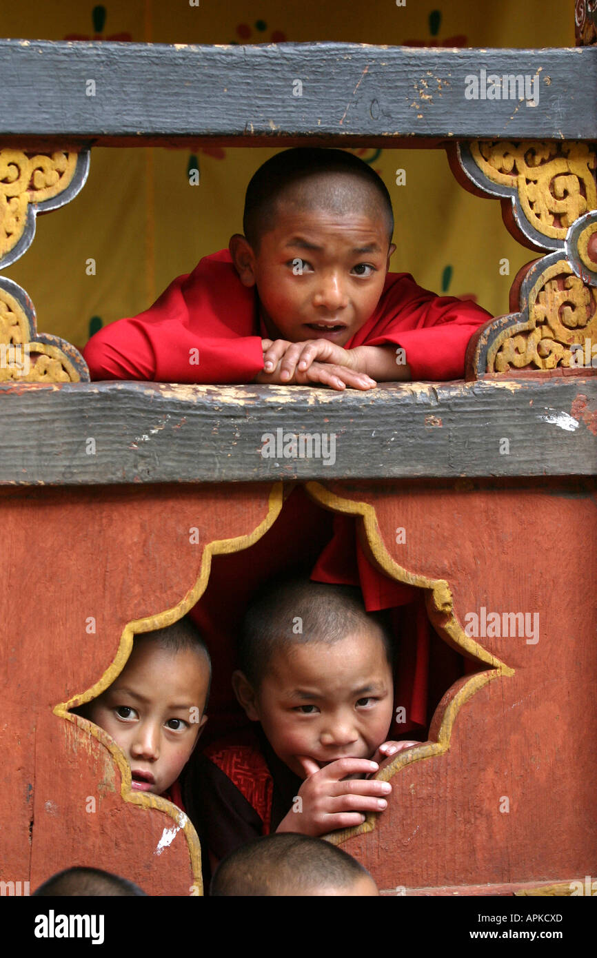 Bhutan Paro Festival Tsechu junge Mönche spähte durch Dzong Balkon Stockfoto
