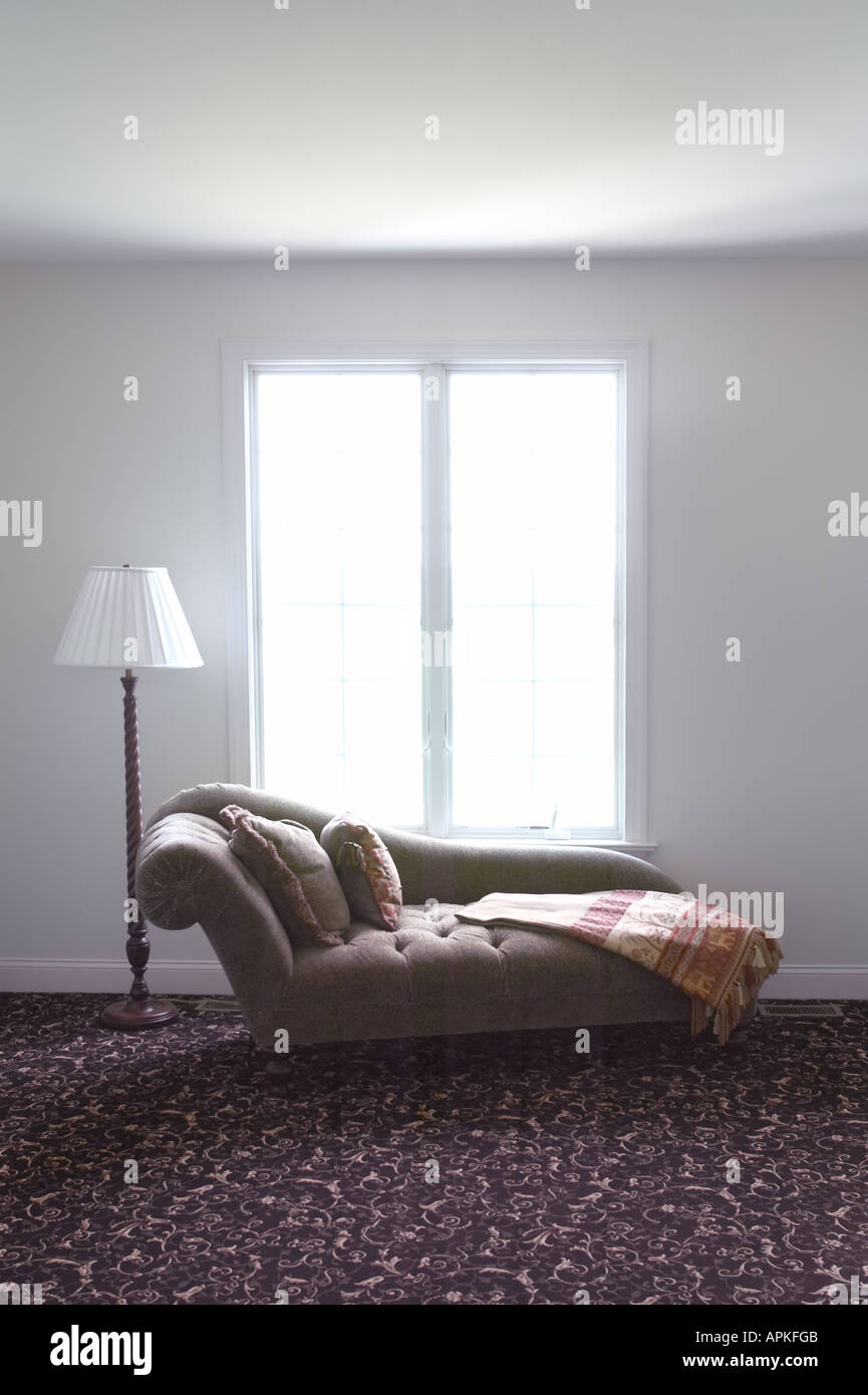 Viktorianischen Sofa oder Ohnmacht Couch im Wohnzimmer mit Fenster-USA Stockfoto