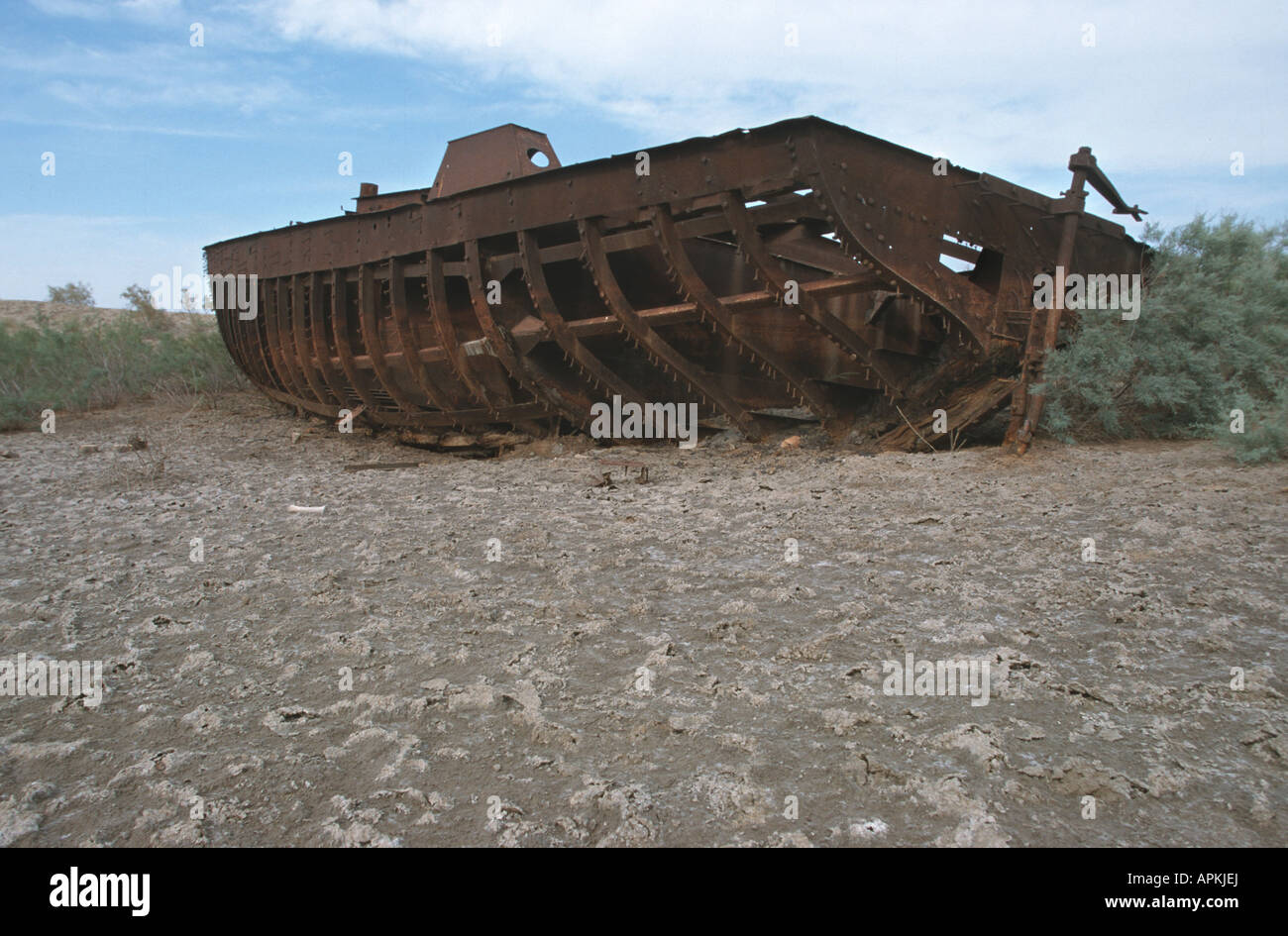 Wrack eines Schiffes in den trockenen Aral See, Usbekistan, Karakalpakstan, Aralsee Stockfoto