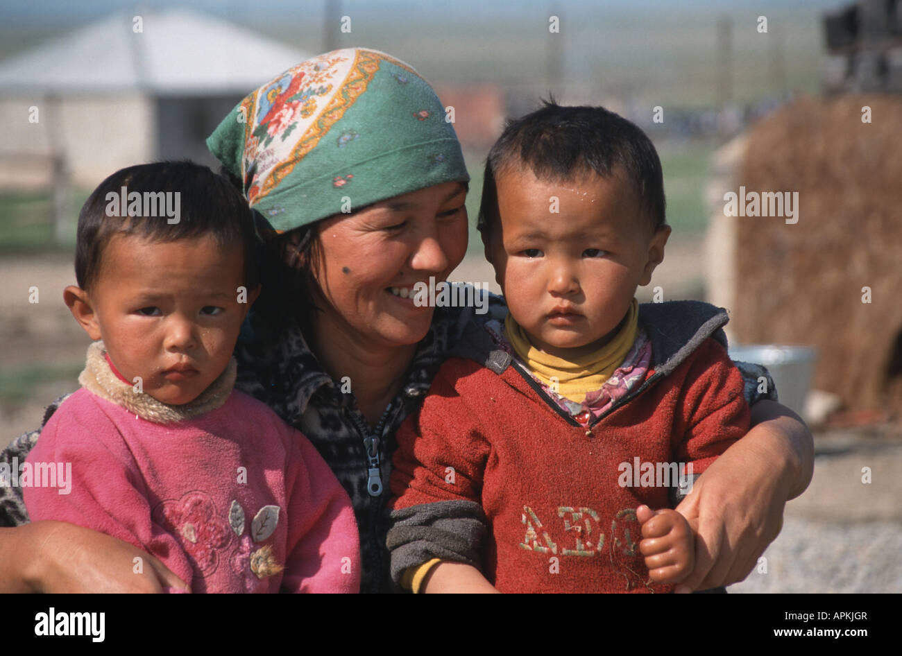 jungen kasachischen Mutter mit ihren Söhnen, Kasachstan, Kyzyl Kum Stockfoto