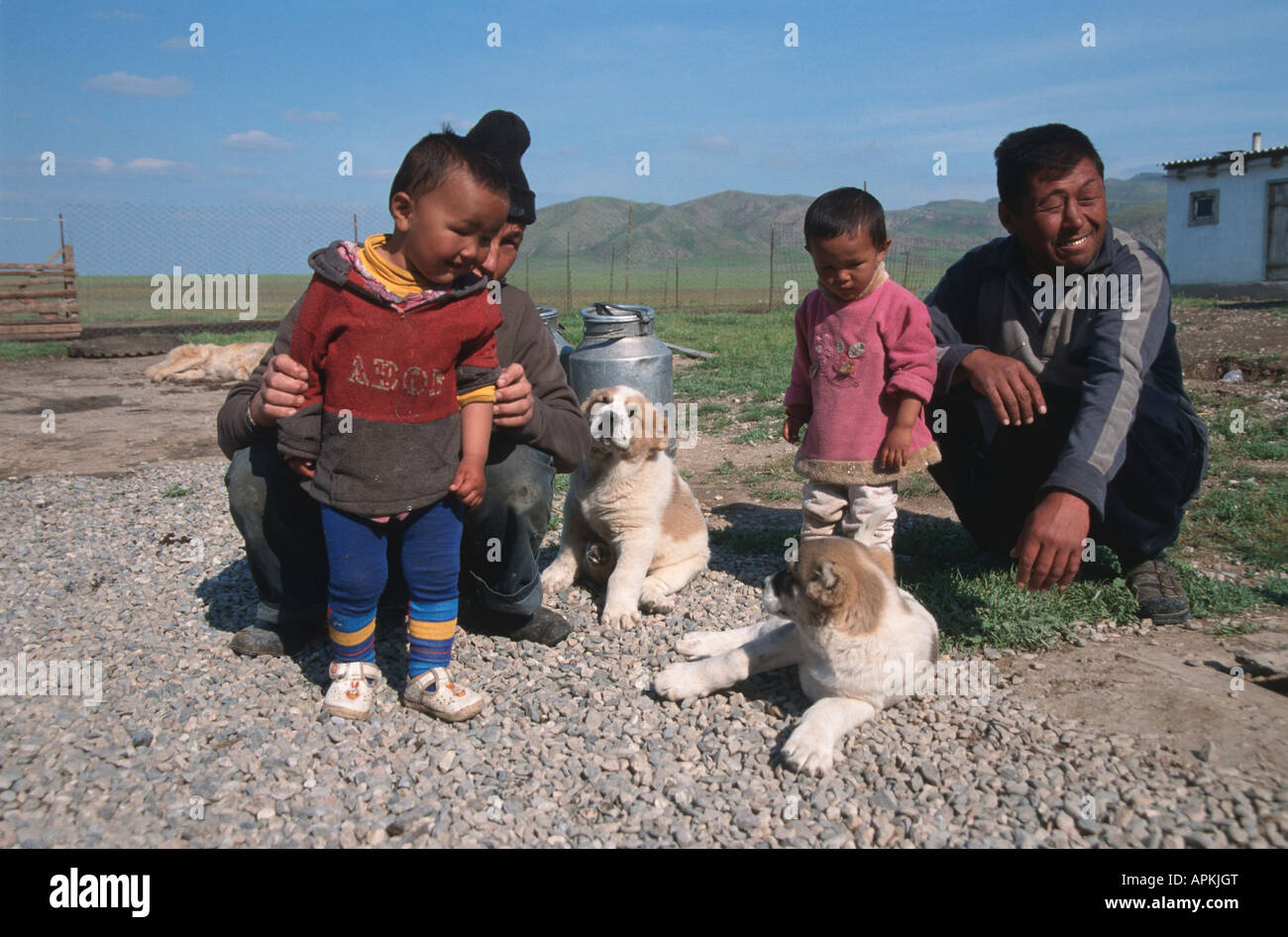 Kasachischen Hirten mit Kindern und Jugendlichen Hunden, Kasachstan, Kyzyl Kum Stockfoto