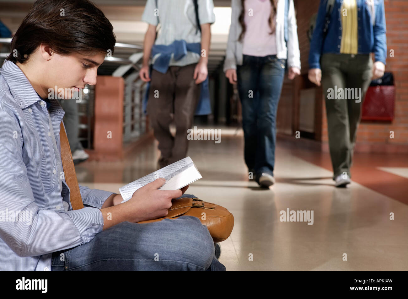 Teenager Studenten an Schule Flur Stockfoto