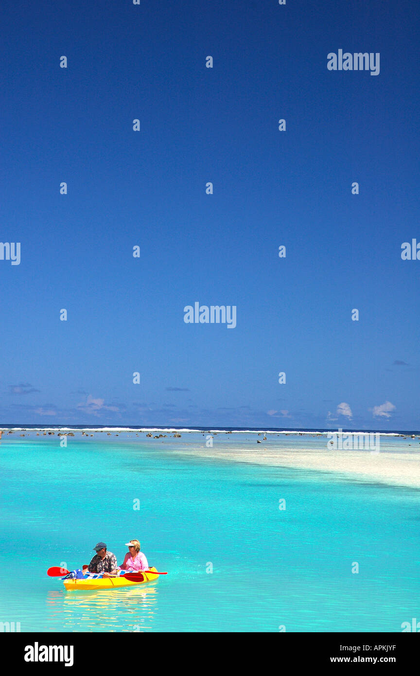 Zwei Kyakers genießen Sie die herrliche Lagune von Aitutaki Atoll Cook-Inseln Stockfoto