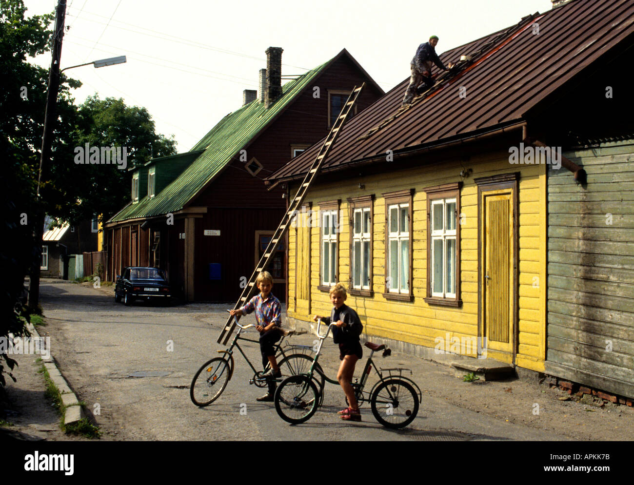 Estland Pärnu Street Historic Town zwei jungen Kidds Kinder Zyklus Fahrrad Radfahren Radfahren Radfahrer Stockfoto