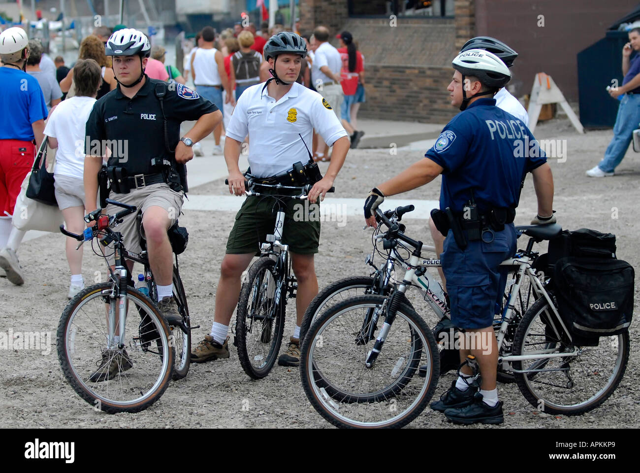 Polizei-Einsatz Boote Fahrräder und verschiedene Formen der Kommunikation um zu patrouillieren, ein fest, an denen große Menschenmengen Stockfoto