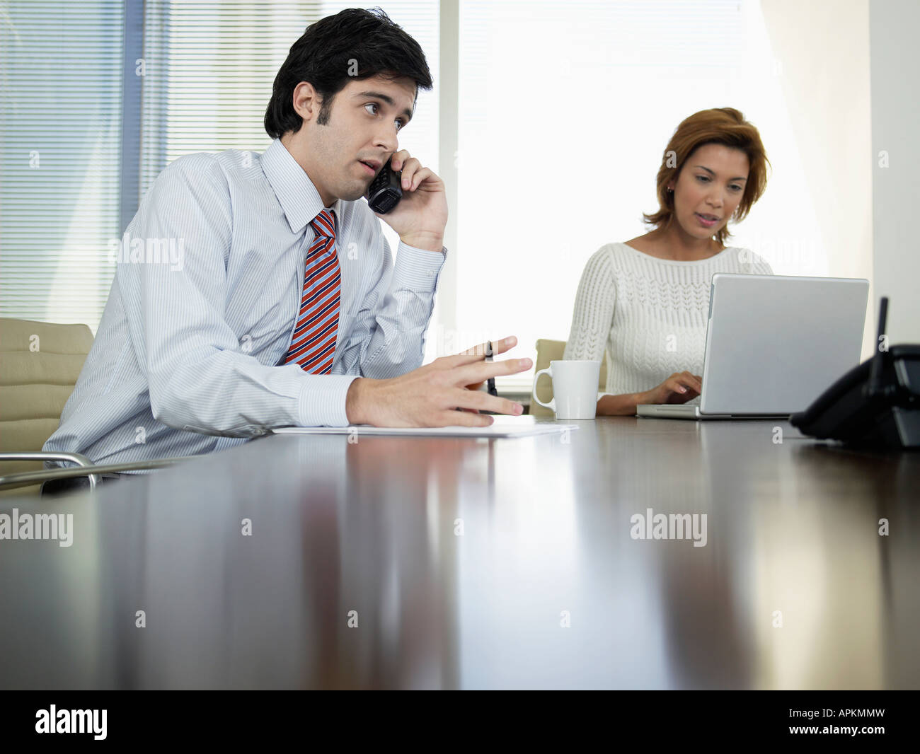 Zwei Geschäftsleute, die sich für Treffen, mit Handy und Computer (Low Angle View) Stockfoto
