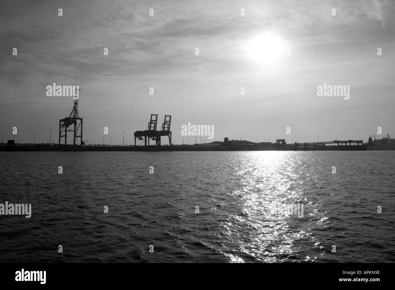 Blick über das offene Meer mit Land in der Ferne Stockfoto