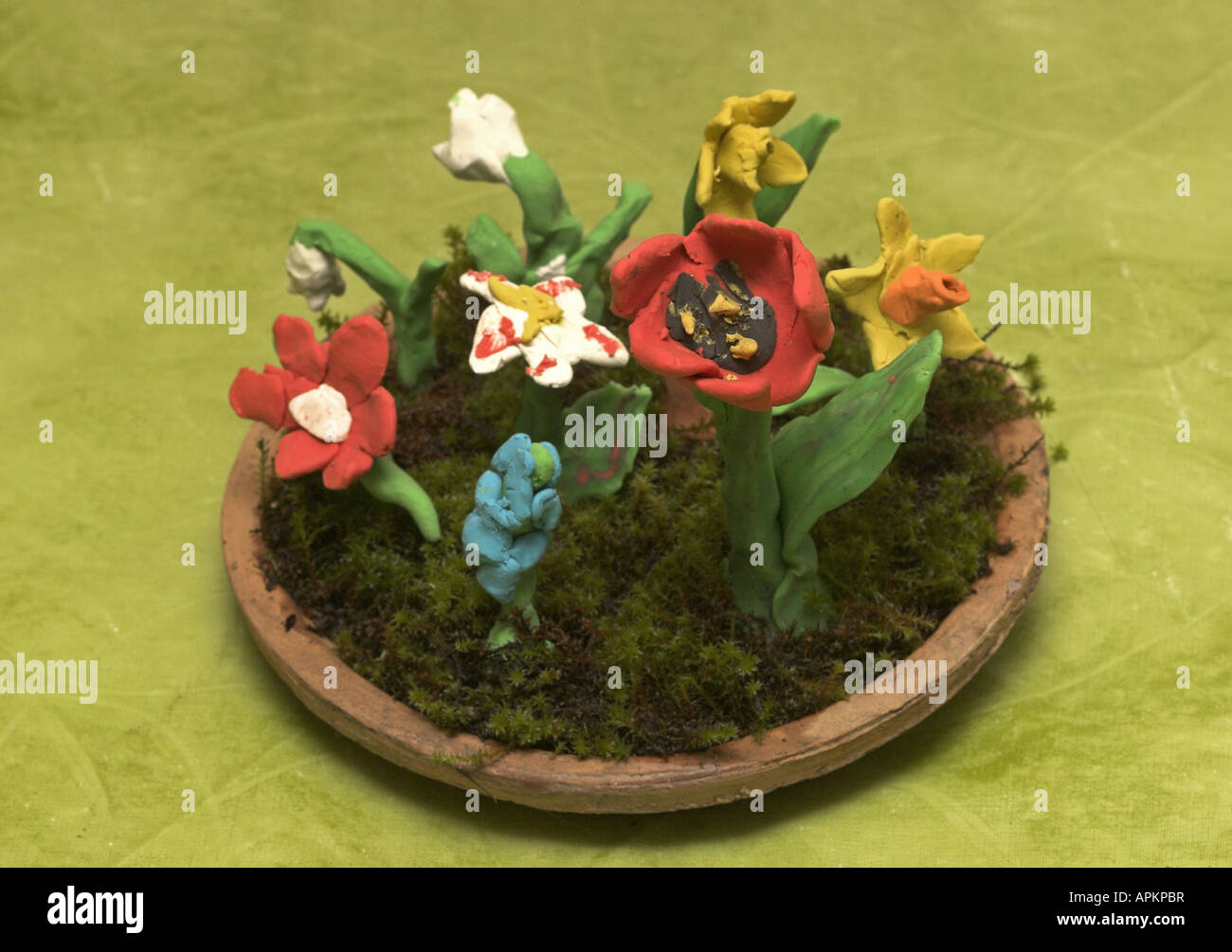 Kinder basteln Blumen von Knetmasse Hyazinthe, Tulpe, Narzisse, Osterglocke u.a. Stockfoto