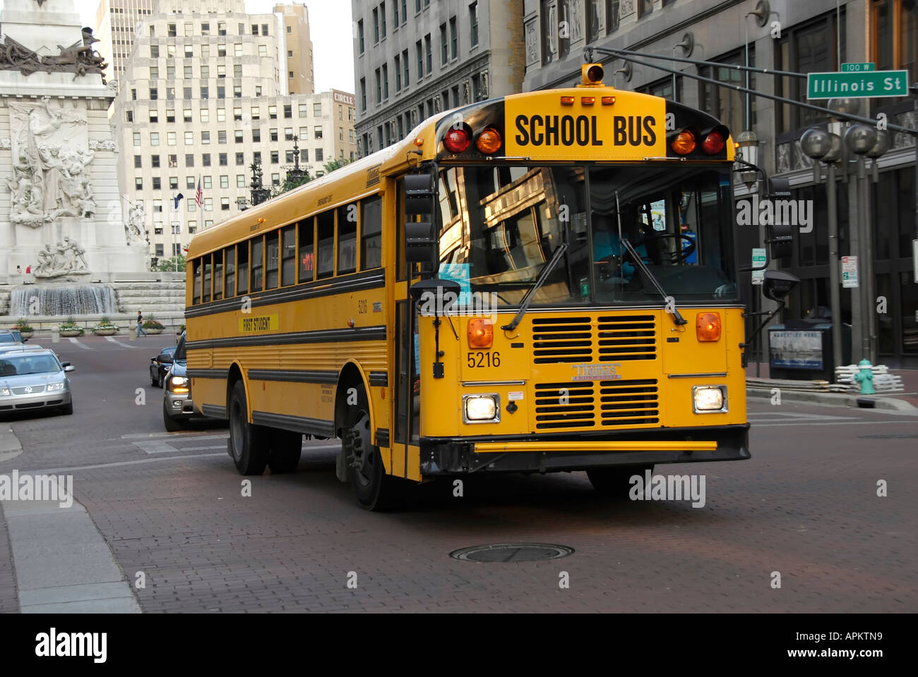 Große gelbe Schulbus auf den Straßen der Innenstadt von Indianapolis Indiana Stockfoto