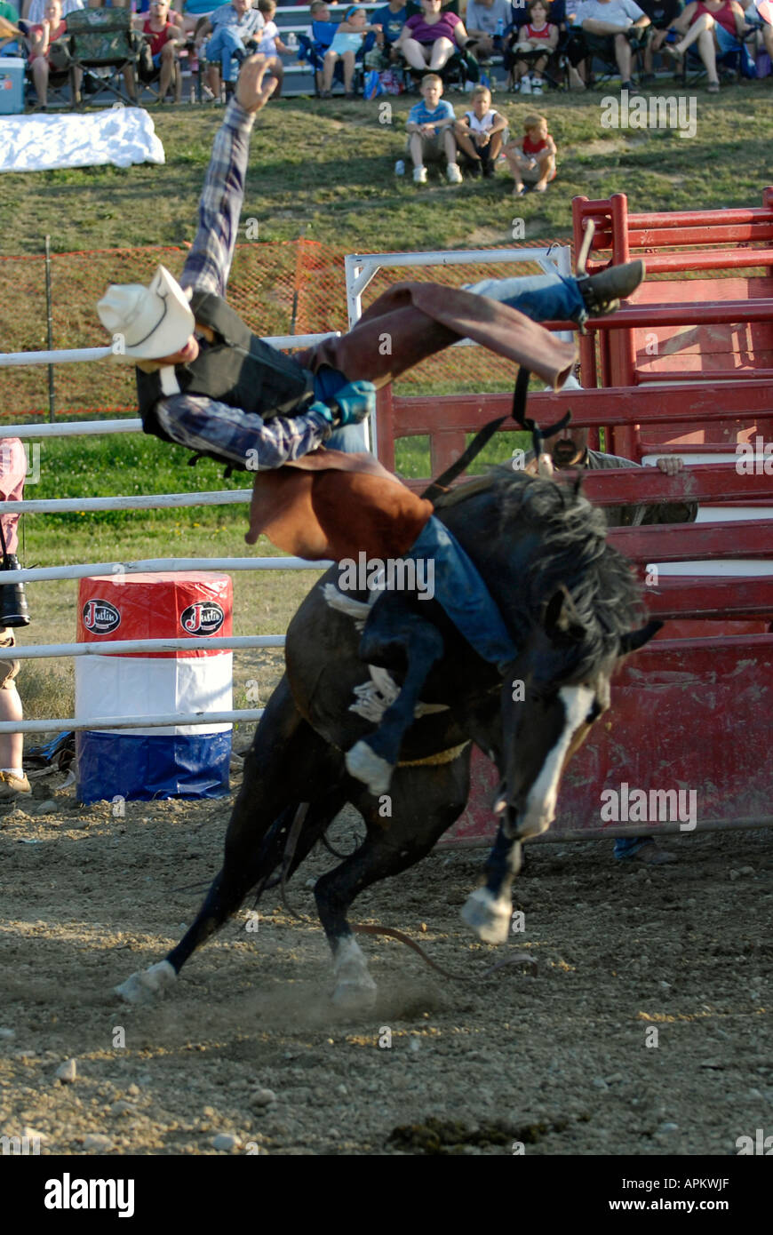Cowboys teilnehmen im Rodeo Horse Riding-event Stockfoto