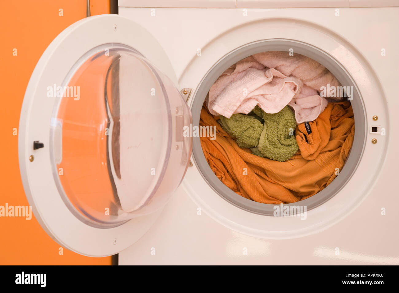 Waschmaschine voller Schmutzwäsche Stockfoto