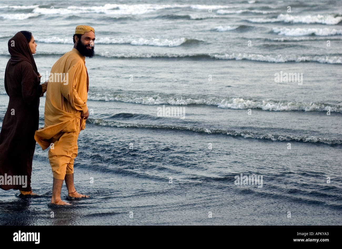 Ein paar an einem Strand in Karachi, Pakistan. Stockfoto