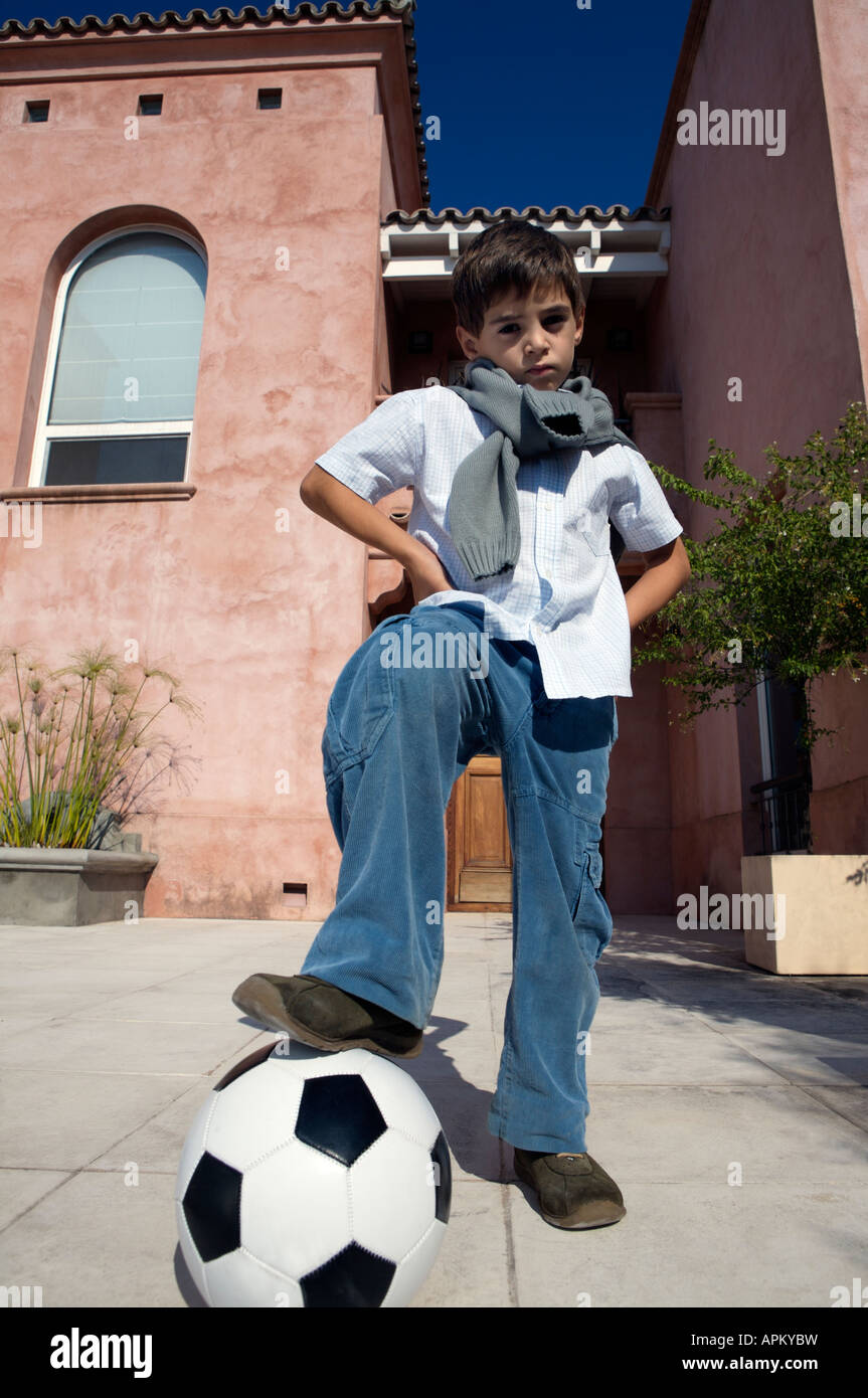 Kleiner Junge mit Fußball-ball Stockfoto