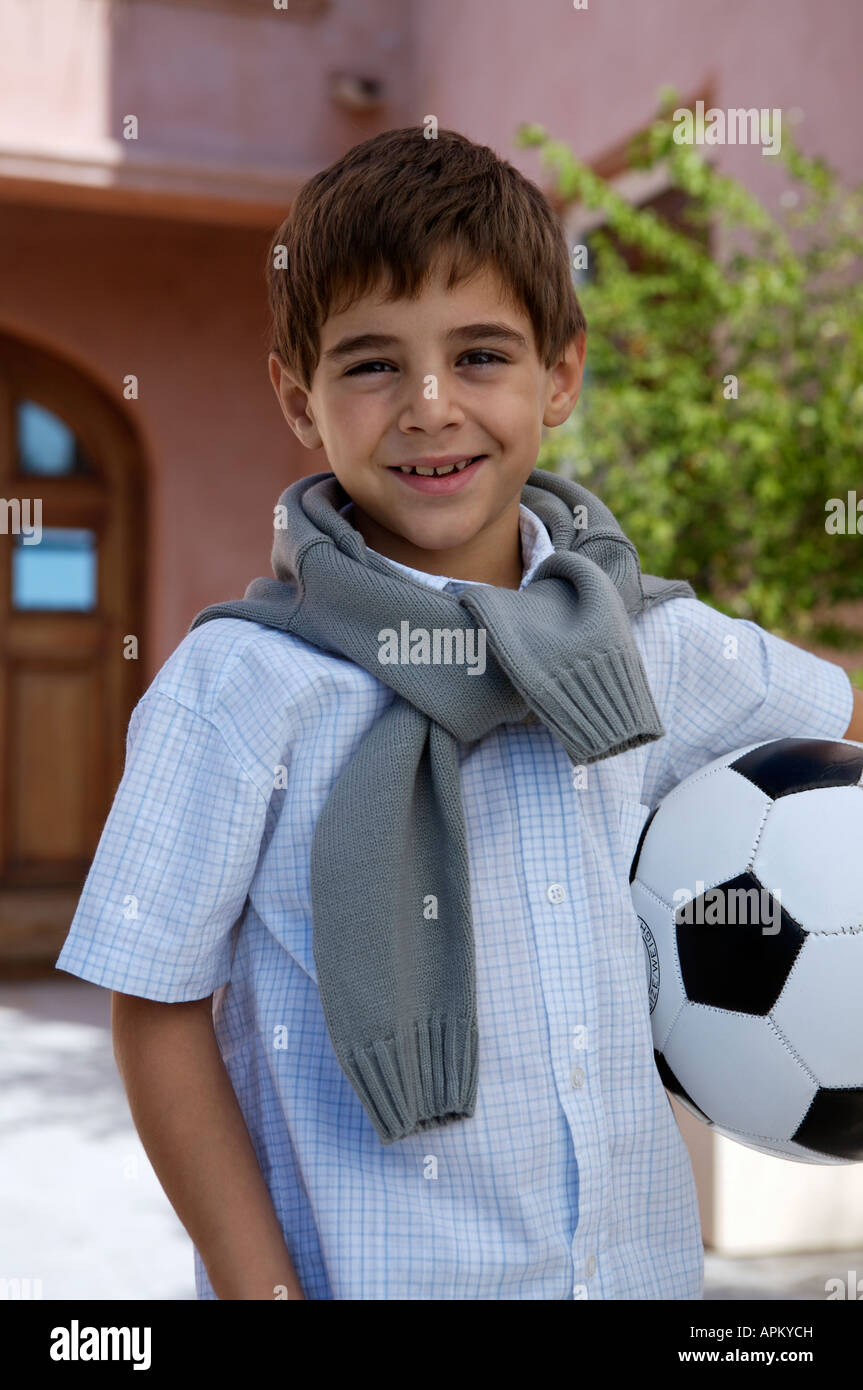 Kleiner Junge mit Fußball-ball Stockfoto