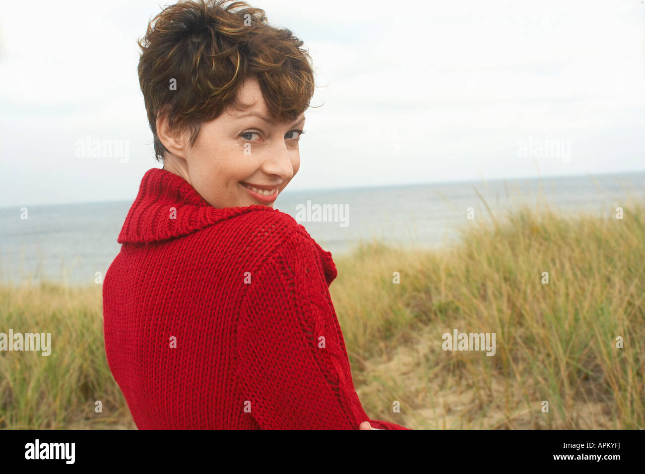 Frau in Strickjacke im Beach (Hochformat) Stockfoto