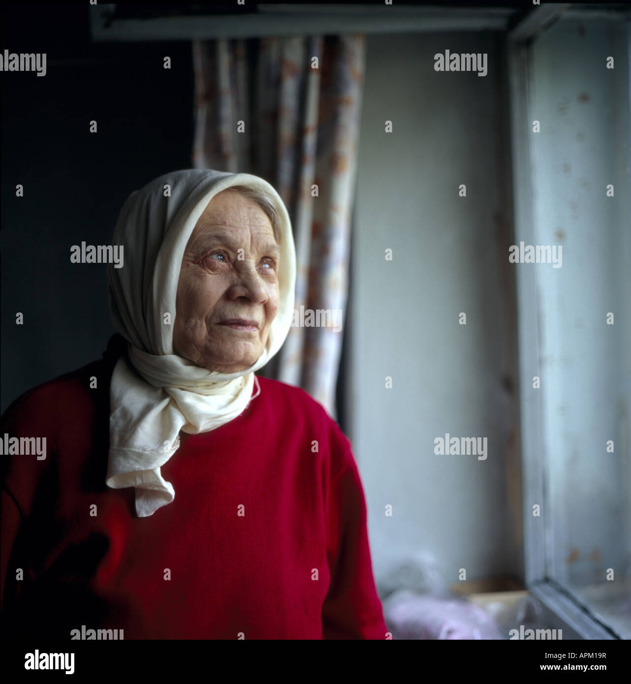 Blinde Russin wegen Unfall bei der Arbeit in ihrer Wohnung, Russland, Sibirien, Tschita Stockfoto