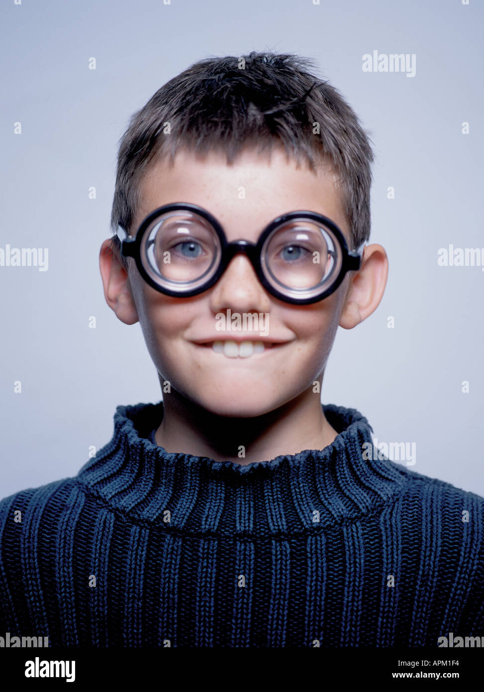Porträt eines goofy jungen mit dicken Brille Stockfotografie - Alamy