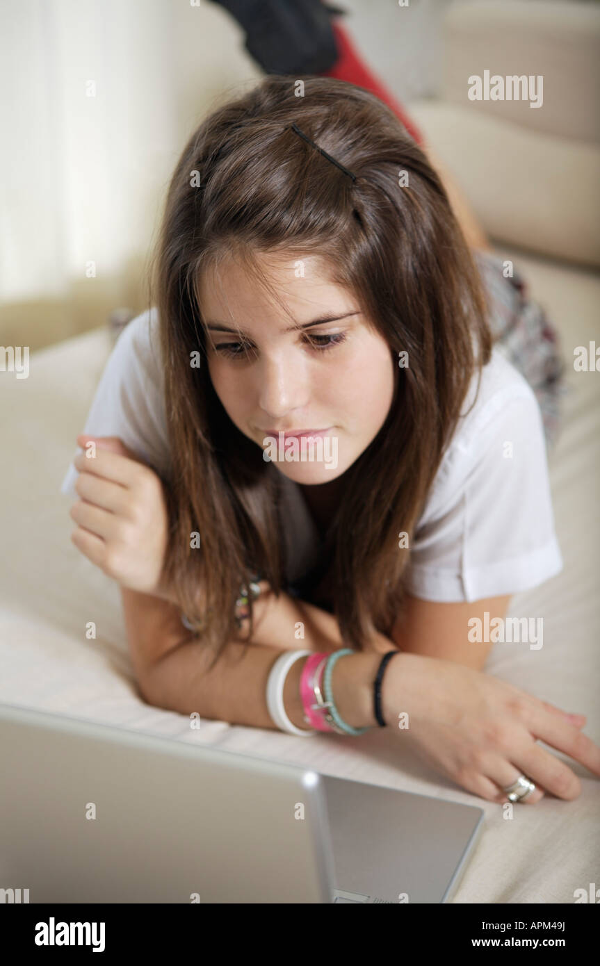 Teenager mit Notebook-Computer in ihrem Schlafzimmer zu studieren Stockfoto