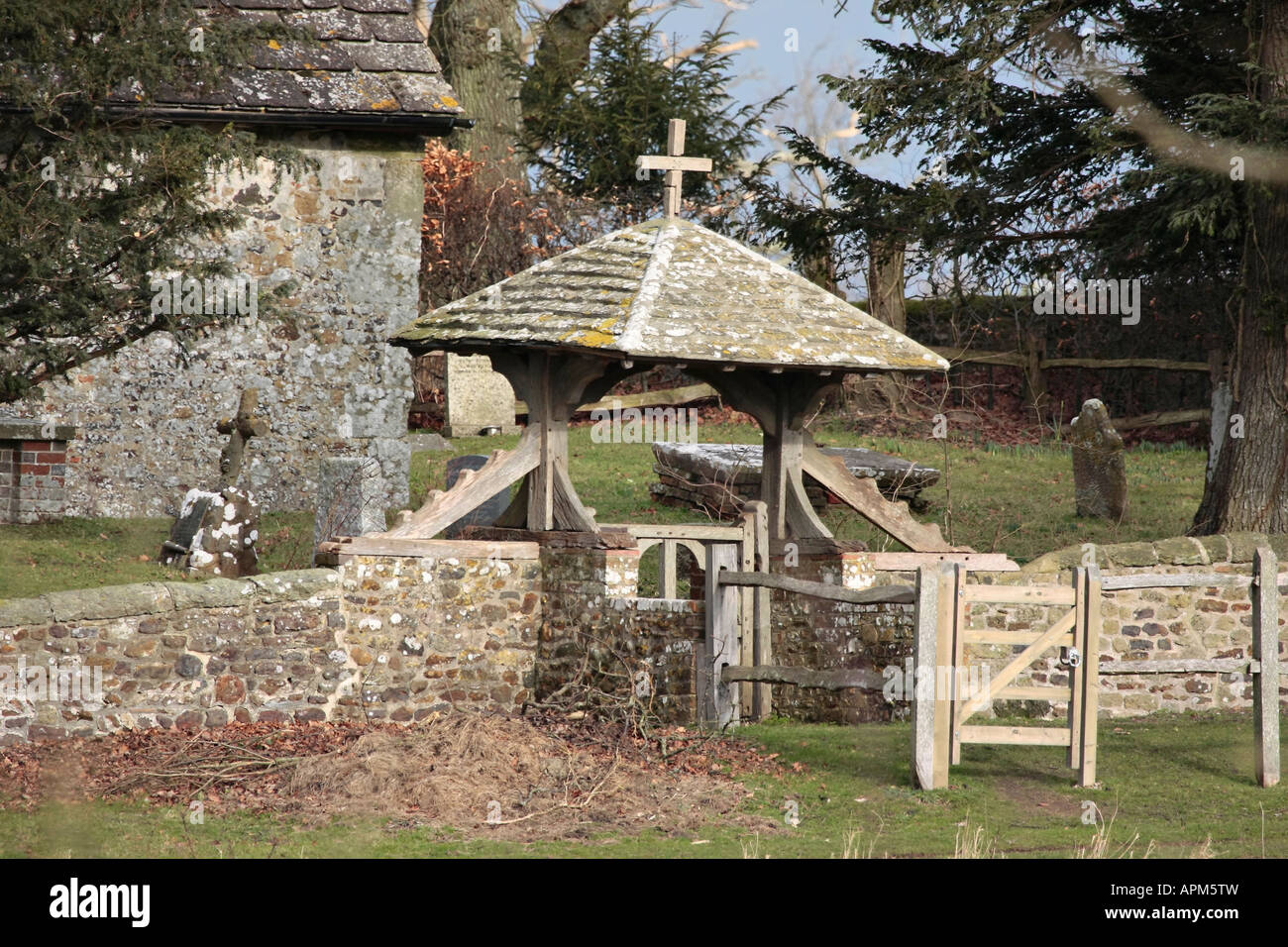Überdachte Kirche Lychgate an der Wiggonholt Pfarrkirche, West Sussex, Großbritannien Stockfoto