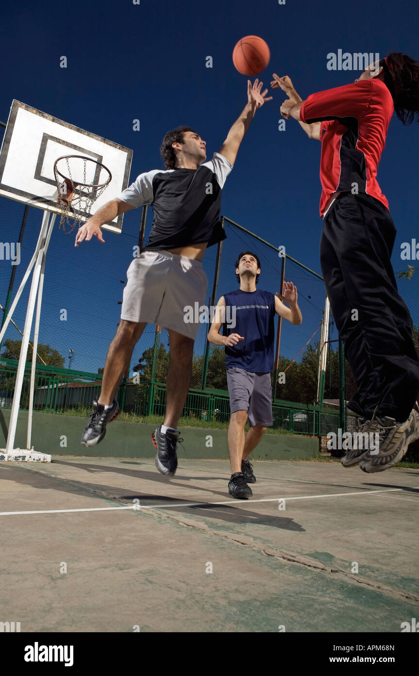 Drei junge Mann Basketball spielen Stockfoto