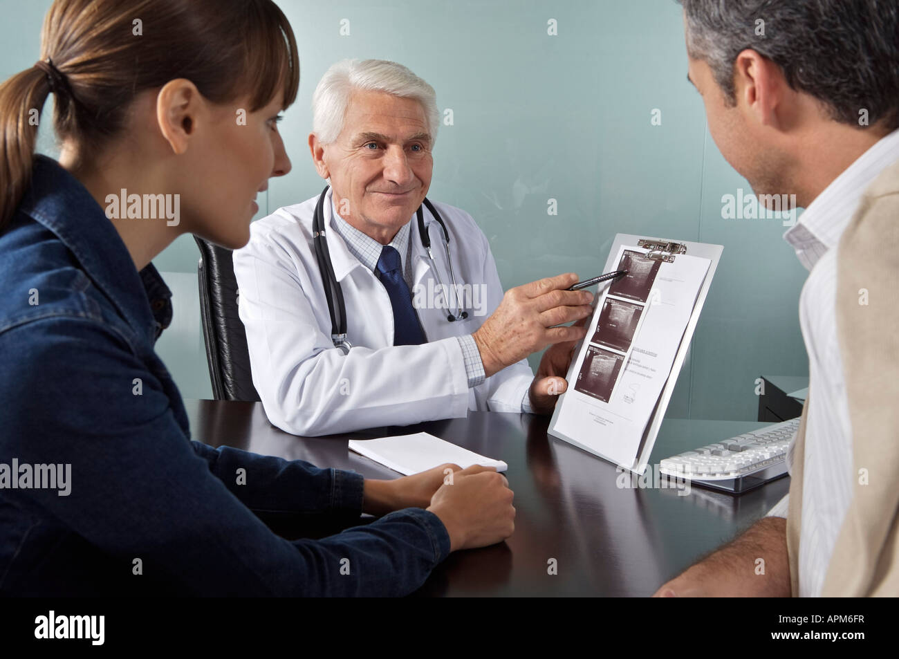 Arzt im Büro, ein paar, Arzt mit Patienten im Büro zu erklären, Ultraschall Stockfoto