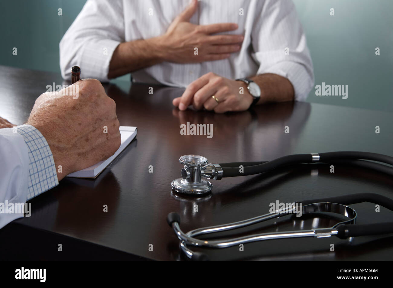 Arzt mit Patienten im Büro Stockfoto