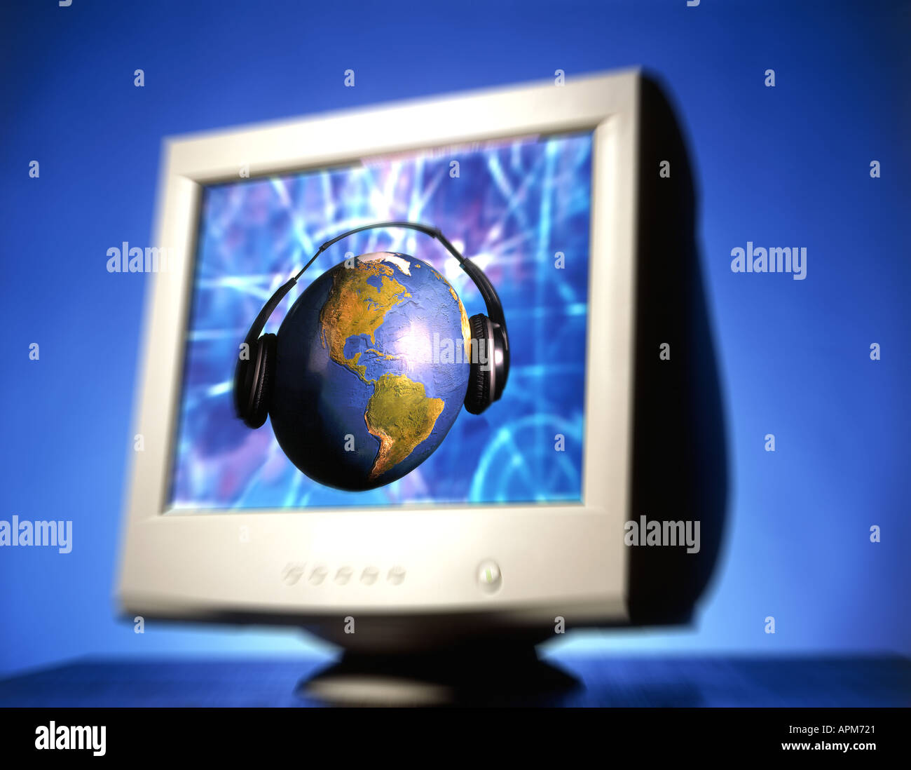 Computer Bildschirm Globus Kopfhörer Stockfoto
