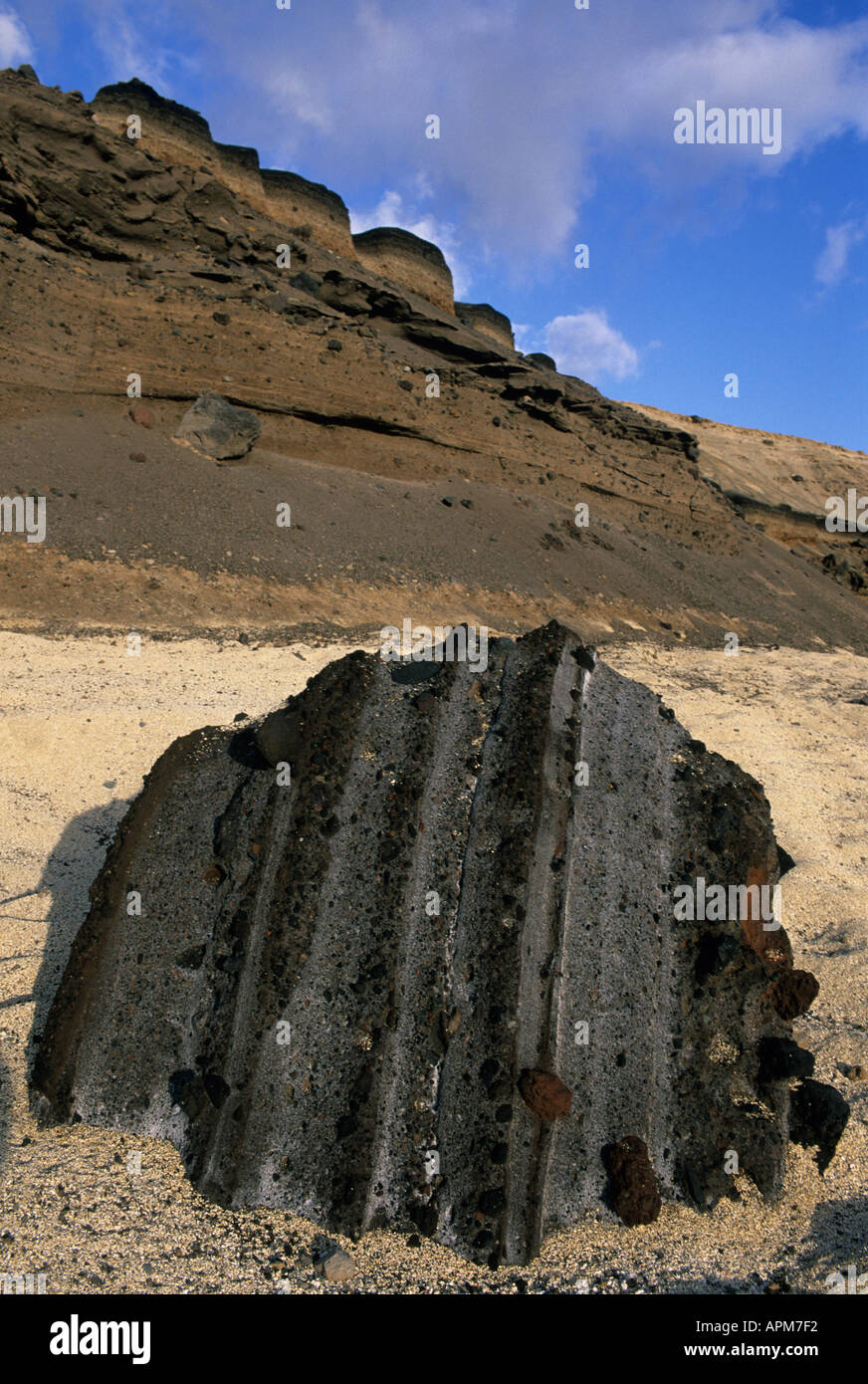 ASCENSION ISLAND, Süd-Atlantik, Layered Boulder zeigt Anzeichen von vulkanischen Ursprungs, HANNAY Strand Stockfoto