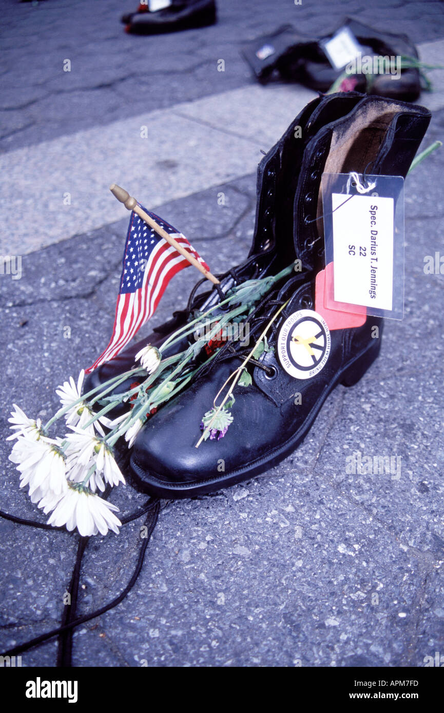 Stiefel von Gefallenen des Krieges mit dem Irak platziert am Union Square an den Protesten gegen den Krieg und die Truppen nach Hause zu bringen Stockfoto