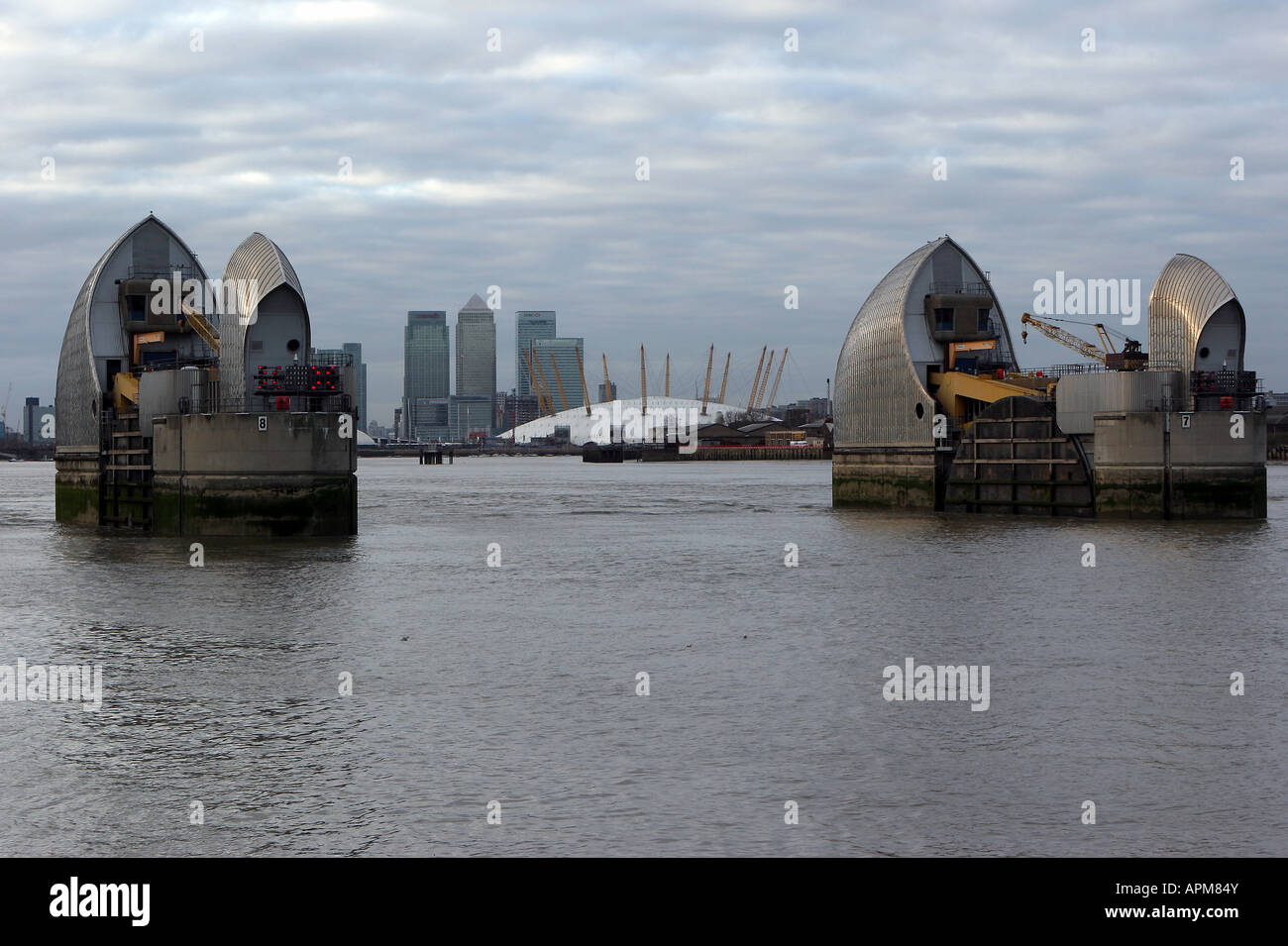 O2 Woolwich Die Thames Flood Barrier in Woolwich mit Canary Wharf und die O2-Arena ...