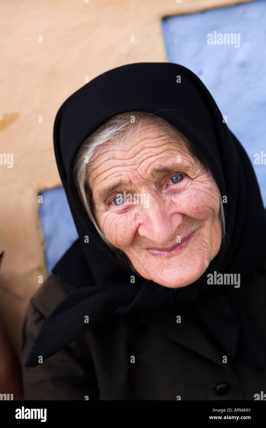 Eine alte Bäuerin in Siebenbürgen, Rumänien Stockfoto