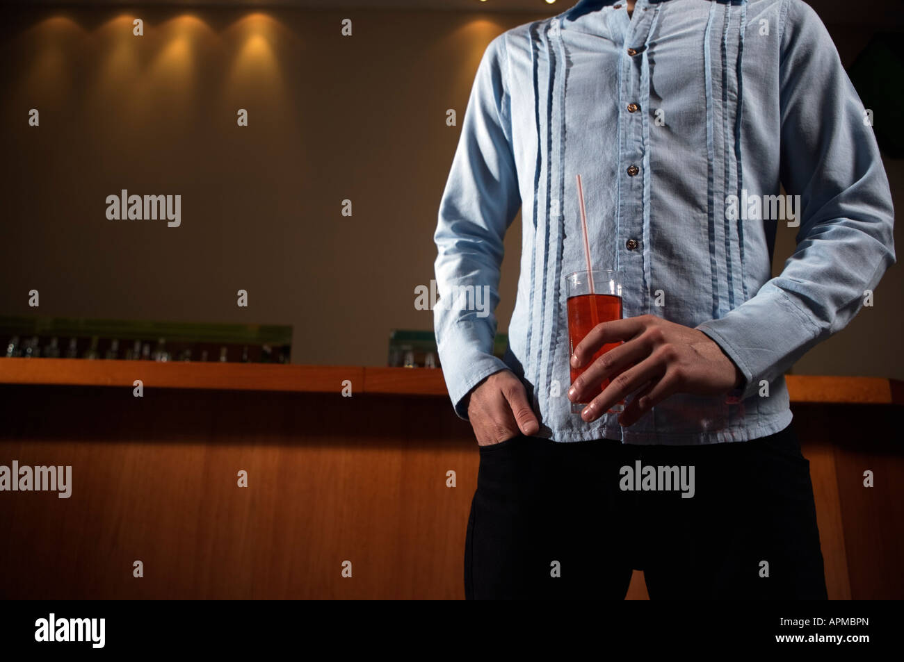 Mann mit einem Drink in einer bar Stockfoto