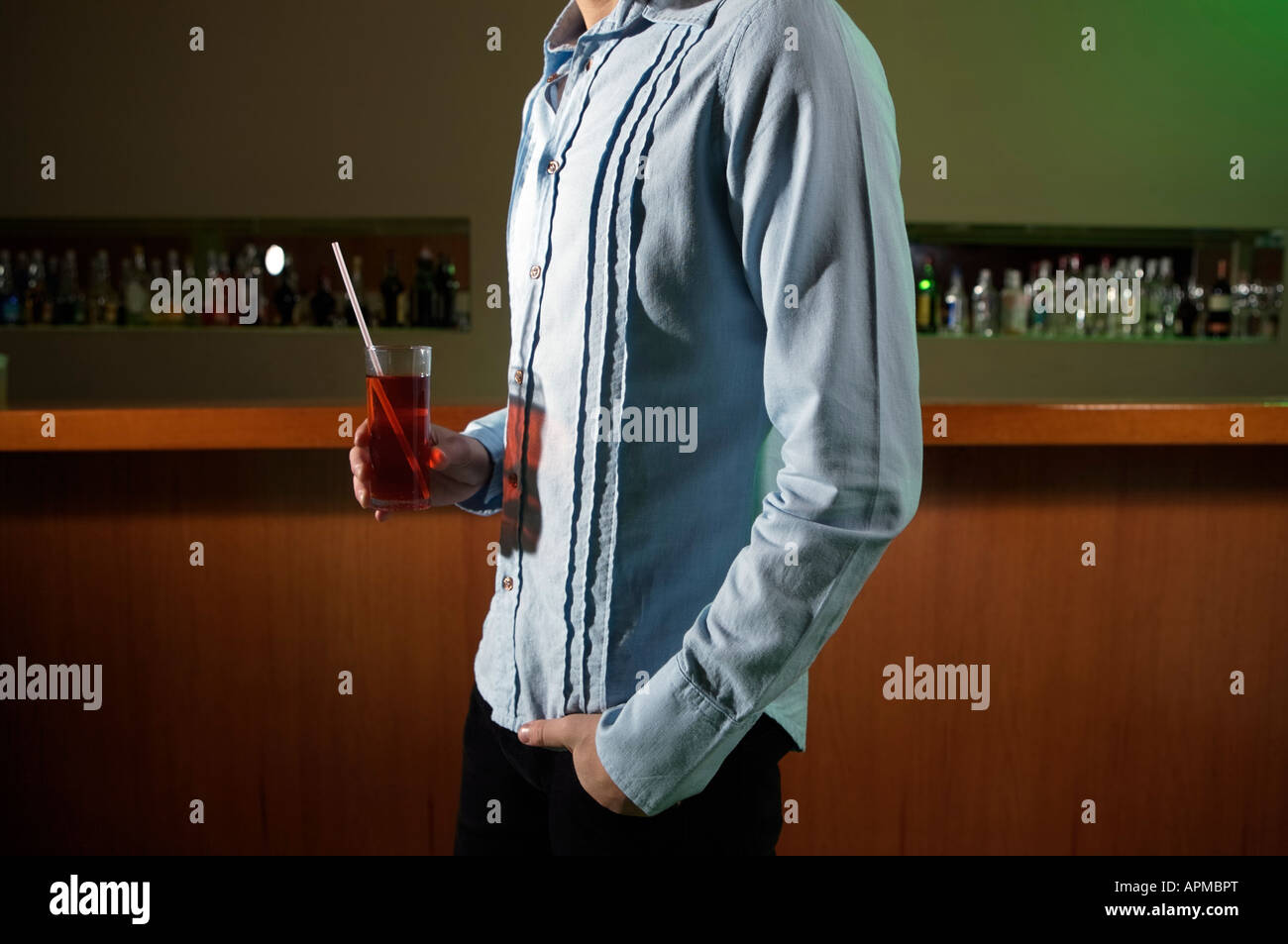Mann mit einem Drink in einer bar Stockfoto
