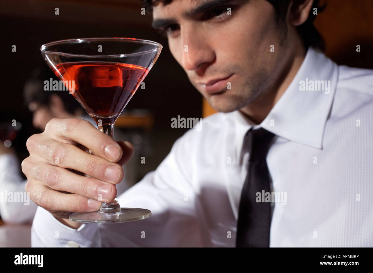 Mann mit einem Drink in einer bar Stockfoto