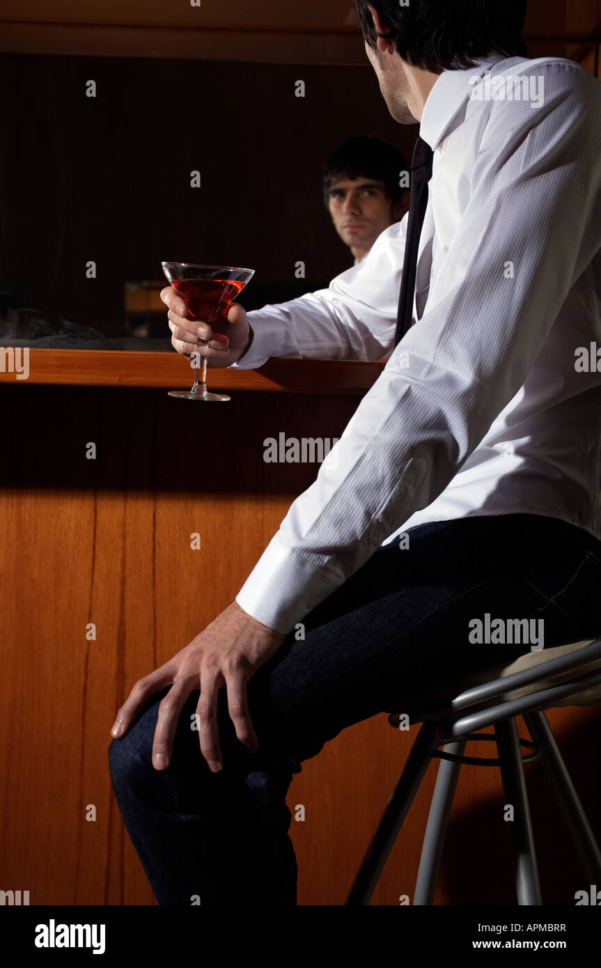 Mann mit einem Drink in einer bar Stockfoto