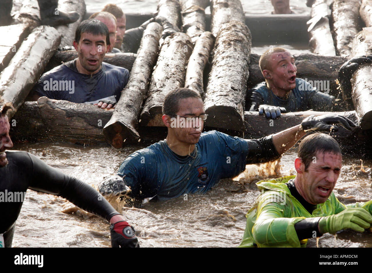 Konkurrenten in der Tough Guy Challenge in Perton, in der Nähe von Wolverhampton, West Midlands, UK Stockfoto