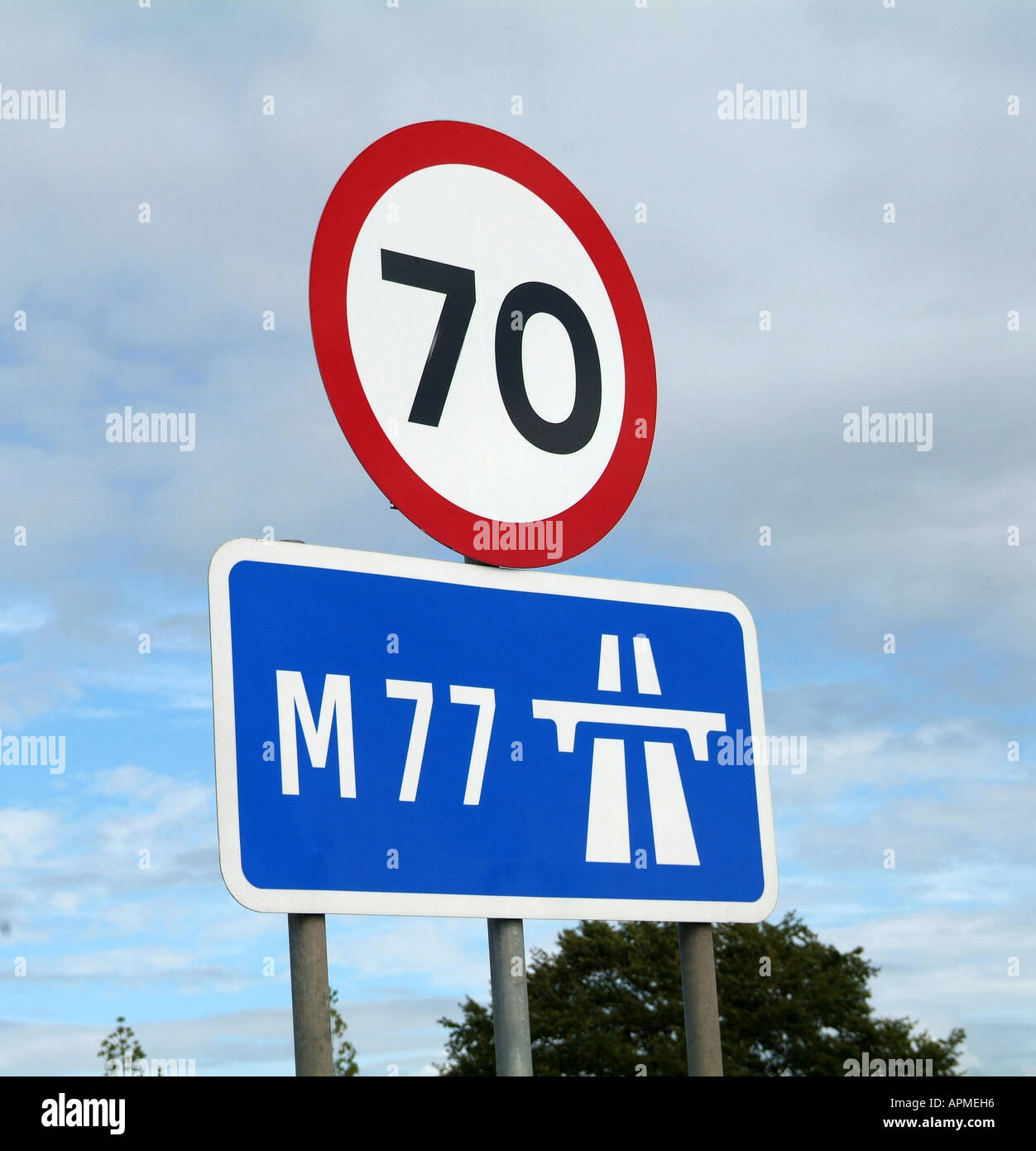 70 km/h Schild an M77, Zentralschottland, 2006 Stockfoto