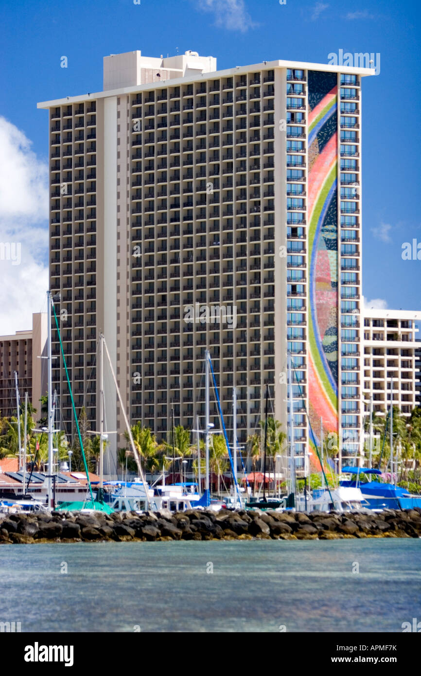 Bekannte Regenbogen Motiv Hilton Hawaiian Village Hotel thront über Ala Wai Boot Hafen Honolulu Hawaii USA Stockfoto