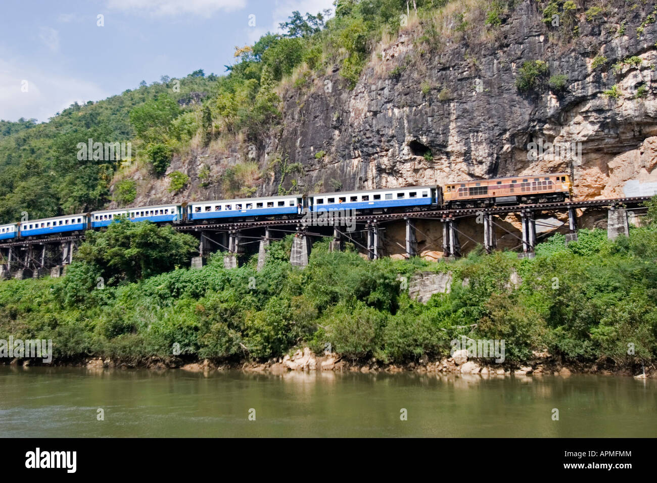 Personenzug auf Krasae Trestle Holzbrücke Burma Railway Kanchanaburi Thailand Stockfoto