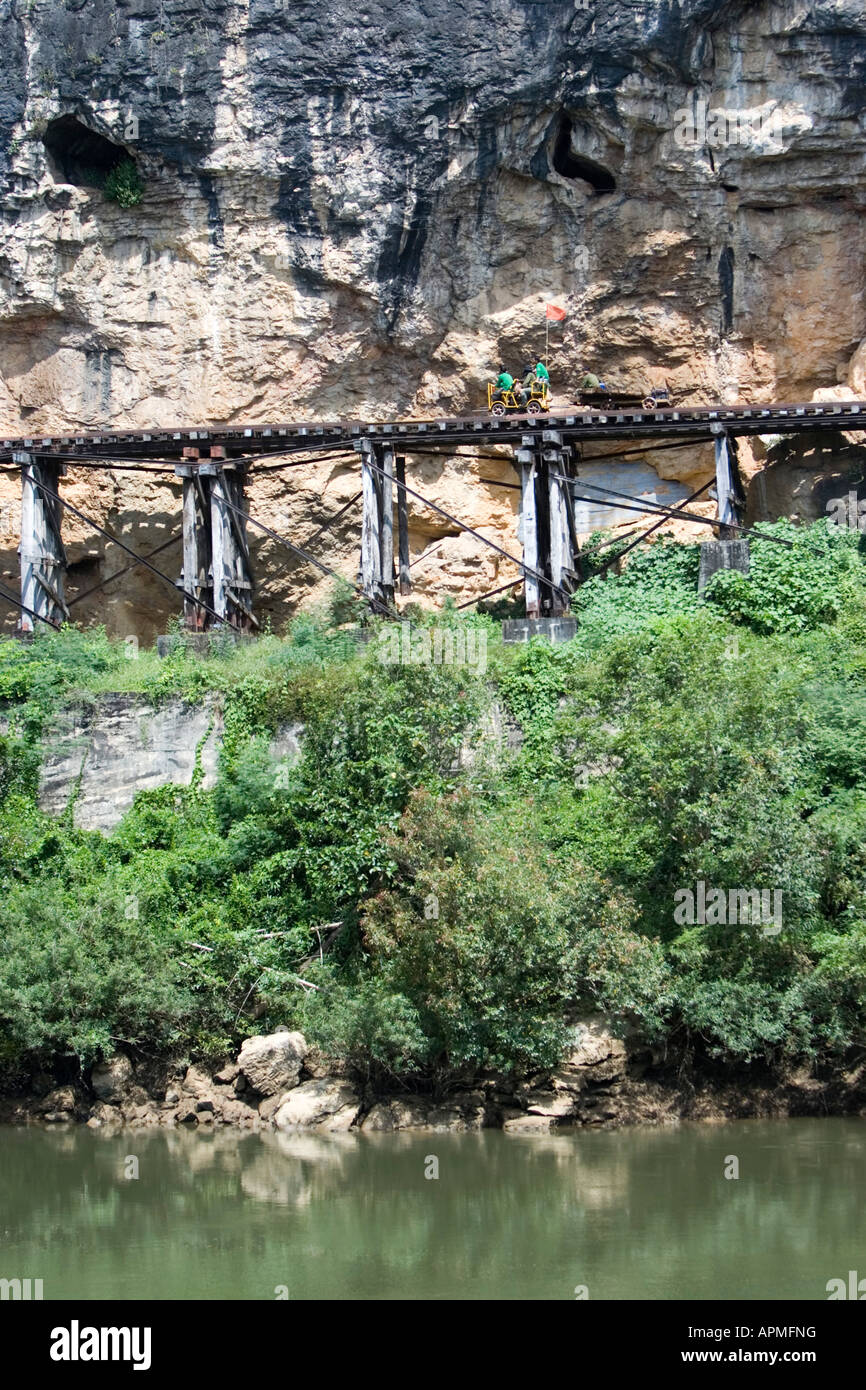 Eisenbahner-Wartung auf Öffnen Waggon Krasae Trestle Holzbrücke Kanchanaburi Thailand Stockfoto